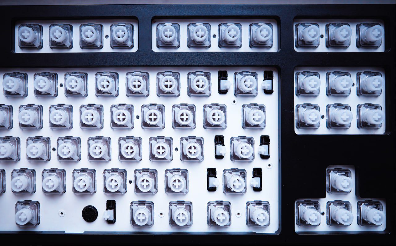Key switch housings mounted on a keyboard base plate